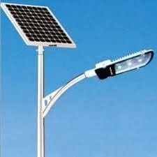आउटडोर एलईडी स्मार्ट सौर स्ट्रीट लाइट 10800lm फ्लक्स चिकनी सतह 12.8V